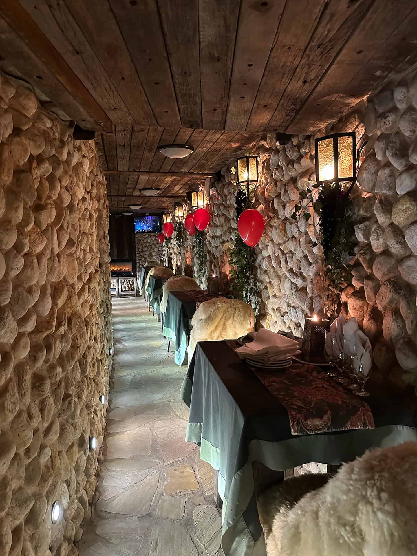 Arquitetura de pedra e passagem no restaurante
