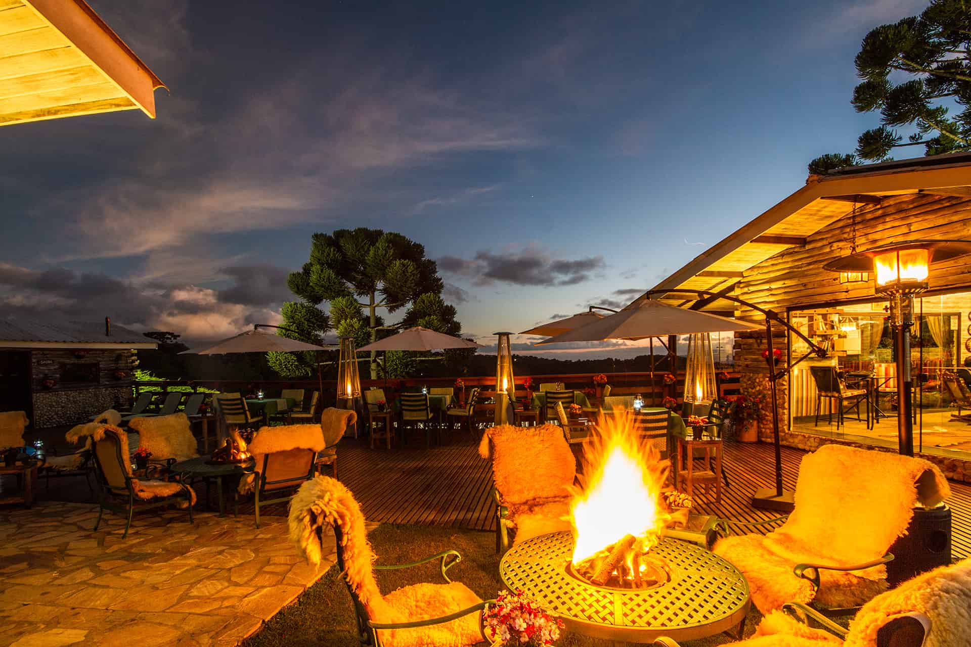 O deck do Pontremoli e suas luzes ao cair da noite